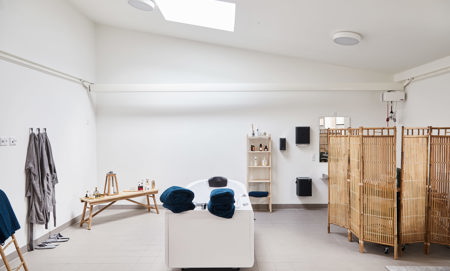 Vegghengt loftlyftukerfi getur auðveldað uppsetningu í flóknu rými