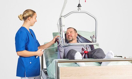 Seglhengi með mótor til að halla viðkomandi og getur þannig auðveldað flutning frá liggjandi yfir í sitjandi stöðu