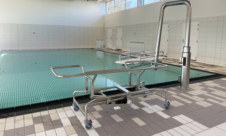 Einstök tækni og aðferð við að flytja einstakling úr liggjandi stöðu yfir í sundlaug