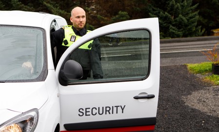 3. Sérþjálfaður öryggisvörður er sendur á staðinn með lykil af húsnæðinu, veitir fyrstu hjálp og metur hvort kalla þurfi til sjúkrabíl. Ef ekki er útkallsþjónusta á staðnum er alltaf hringt í tengilið ef ekki næst í þjónustuþegann