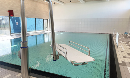 Stílhrein, falleg og notendavæn hönnun í sundlaugalyftu